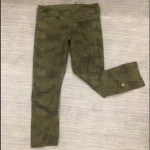 Lululemon camouflage Capri leggings 6 camo lulu